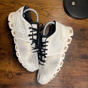 On running cloud x white size 8